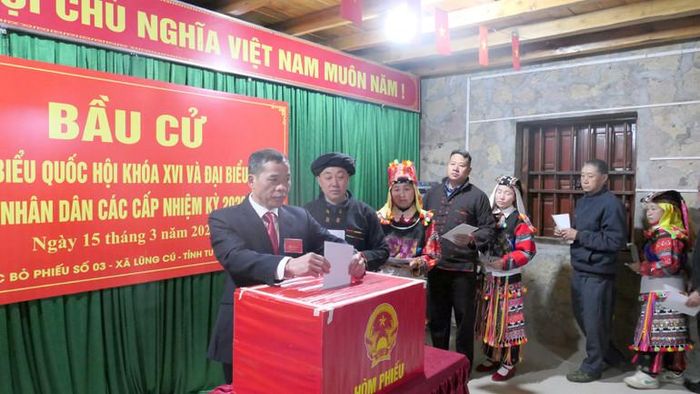 Cử tri thôn Lô Lô Chải, xã Lũng Cú bỏ phiếu bầu đại biểu Hội đồng nhân dân các cấp.