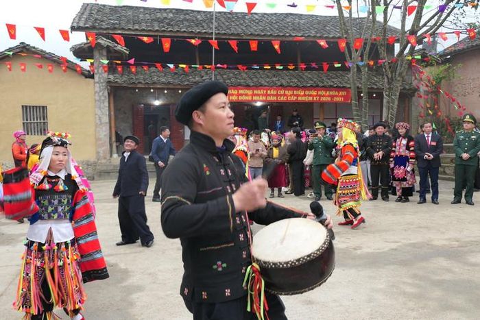 Các tiết mục văn nghệ được tổ chức tại Khu vực bỏ phiếu số 3, xã Lũng Cú tạo không khí, vui tươi, phấn khởi trong ngày hội toàn dân trên vùng đất địa đầu Tổ quốc.