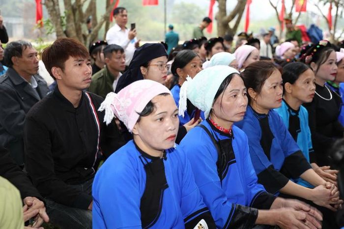 Cử tri xã Tân Trào dự khai mạc bầu cử đại biểu Quốc hội khóa XVI và Hội đồng nhân dân các cấp tại Khu vực bỏ phiếu số 1, xã Tân Trào.