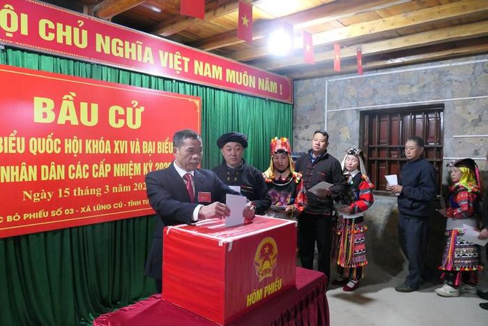 Cử tri tham gia bỏ phiếu tại Khu vực bỏ phiếu số 3, xã Lũng Cú.