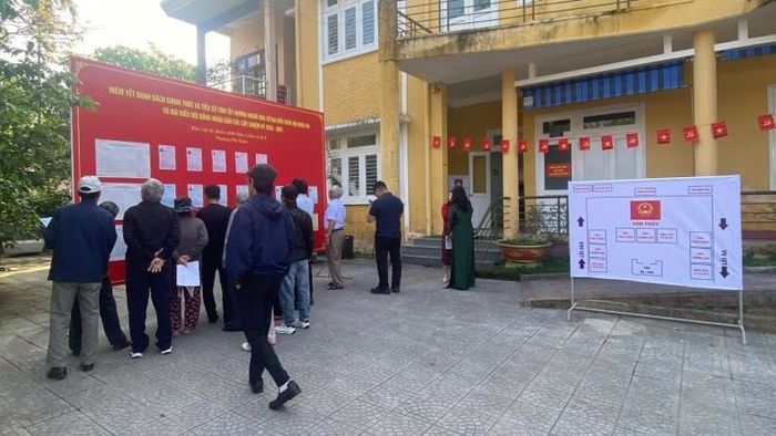 Cử tri tìm hiểu ứng viên trên bảng niêm yết.