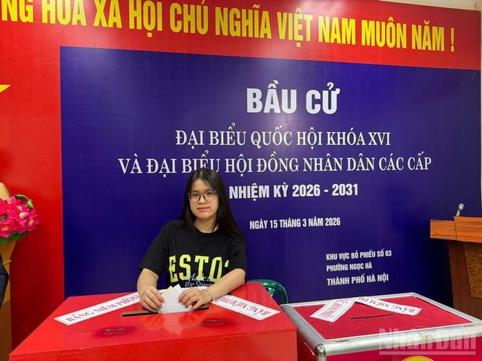 Cử tri Nguyễn Phương Anh ( 18 tuổi, khu vực bỏ phiếu số 3, phường Ngọc Hà, thành phố Hà Nội) bày tỏ vui mừng và tự hào khi lần đầu tiên được tham gia bỏ phiếu bầu cử.