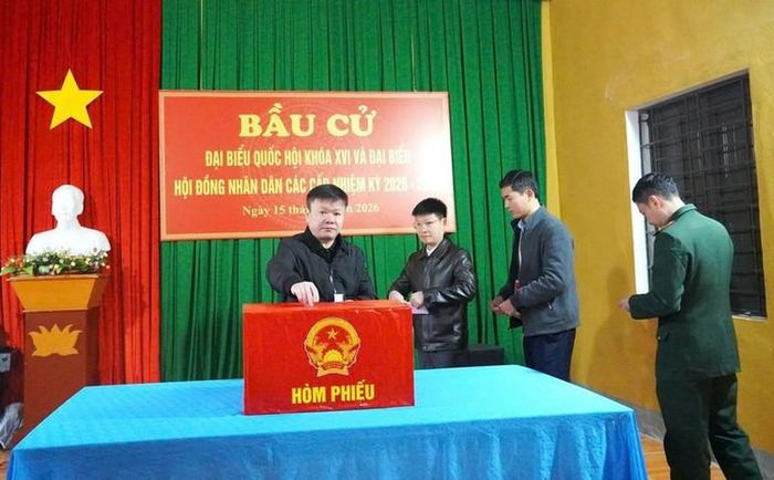 Cử tri xã Sơn Vĩ, tỉnh Tuyên Quang tham gia bầu cử tại khu vực bỏ phiếu số 7.