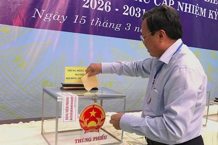 Chủ tịch Ủy ban nhân dân tỉnh Tây Ninh Lê Văn Hẳn dự và thực hiện quyền bỏ phiếu tại Tổ bầu cử số 21 thuộc đơn vị Bầu cử số 4 (xã Đức Lập, Hòa Hiệp và Hậu Nghĩa).