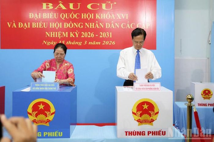 Cùng người thân trong gia đình, đồng chí Nguyễn Tấn Dũng, nguyên Ủy viên Bộ Chính trị, nguyên Thủ tướng Chính phủ đã bỏ những lá phiếu đầu tiên để khai mạc ngày hội bầu cử.