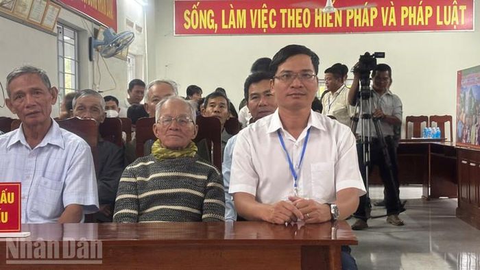 Đông đảo cử tri xã Hòa Thịnh tham gia bầu cử.