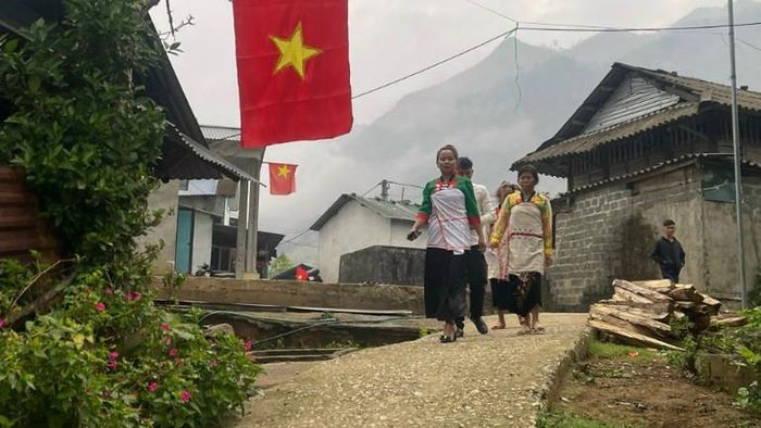 Cử tri bản Nậm Xảo 1 xã biên giới Pa Tần đi bỏ phiếu.