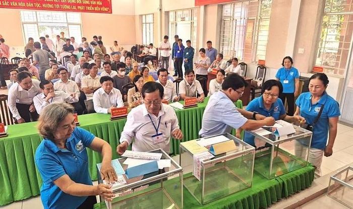 Bí thư Tỉnh ủy Tây Ninh Nguyễn Văn Quyết dự khai tại Tổ bầu cử số 37 thuộc Đơn vị bầu cử số 24 (phường Long An và Khánh Hậu) và chứng kiến lực lượng Tổ bầu cử niêm phong thùng phiếu.