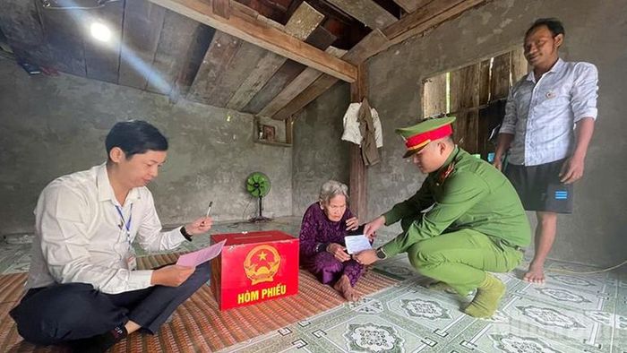 Cử tri các nóc xa của thôn Sông Y, xã Trà Tân, tổ bầu cử mang hòm phiếu đến nhà để dân bỏ phiếu.