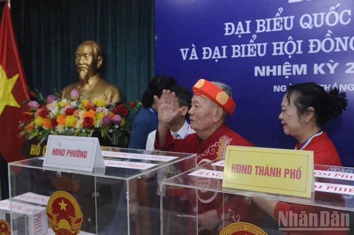 Với nụ cười hiền hậu, cụ ông chia sẻ niềm vui khi được trực tiếp cầm lá phiếu, gửi gắm niềm tin vào những đại biểu đại diện cho ý chí và nguyện vọng của nhân dân.