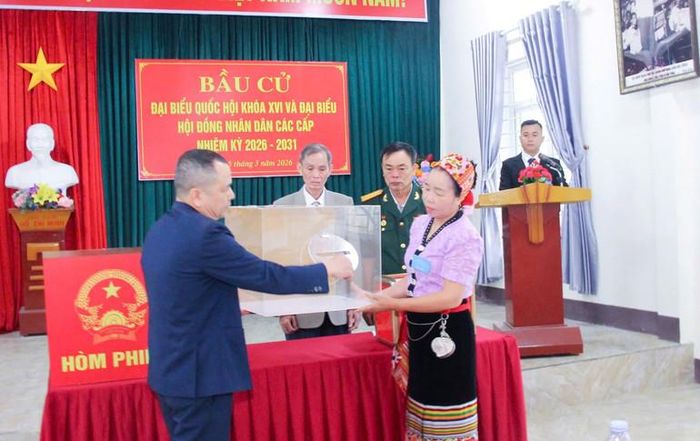 Kiểm tra hòm phiếu trước giờ bầu cử tại Khu vực bỏ phiếu số 9, xã Quỳ Hợp.