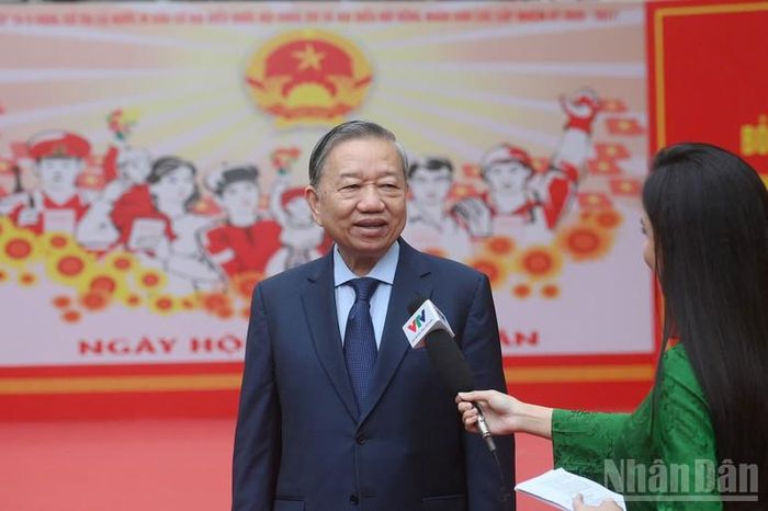 Tổng Bí thư Tô Lâm trả lời phỏng vấn báo chí tại khu vực bỏ phiếu số 2, phường Ba Đình, thành phố Hà Nội