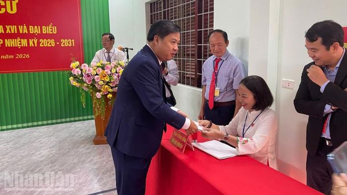 Bí thư Tỉnh ủy Đắk Lắk Lương Nguyễn Minh Triết nhận phiếu bầu cử.