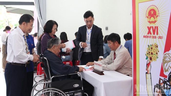 Khu vực bỏ phiếu số 16 (phường Hòa Khánh, thành phố Đà Nẵng) hỗ trợ cử tri đi xe lăn.