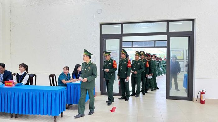 Lực lượng vũ trang đặc khu Cồn Cỏ tham gia bầu cử.