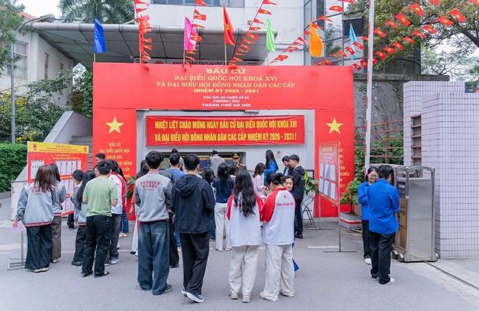 Tại Điểm bỏ phiếu số 05, phường Láng (Hà Nội) đặt tại Trường đại học Ngoại thương.