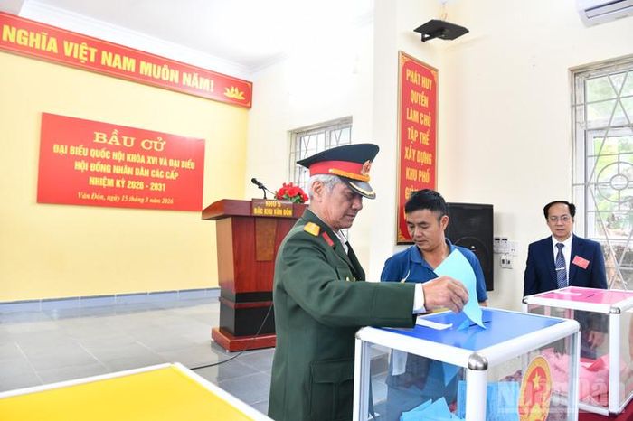 Quân và dân tại Đặc khu Vân Đồn bỏ phiếu trong sáng 15/3