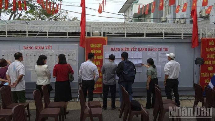 Các cử tri khóm Đông Xuyên 2 có mặt rất sớm tại khu vực bầu cử.