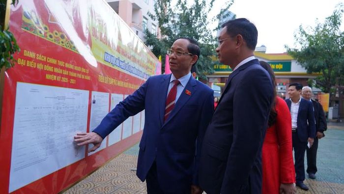 Phó Chủ tịch Quốc hội Trần Quang Phương và Bí thư Thành ủy Đà Nẵng Lê Ngọc Quang kiểm tra công tác niêm yết danh sách người ứng cử tại Tổ bầu cử 15, thuộc ban Ban bầu cử số 4, phường Hải Châu, Đà Nẵng. (Ảnh PHAN HẢI TÙNG LÂM)