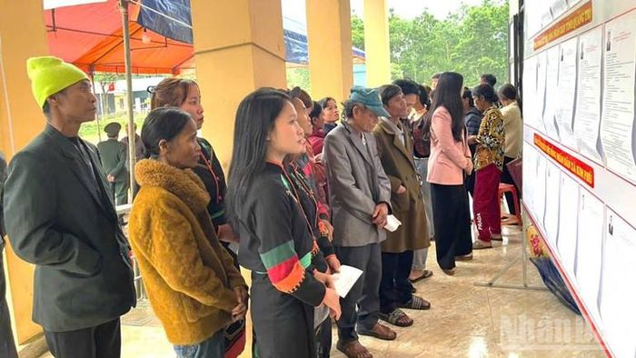 Từ sáng sớm, cử tri người Rục đã đến khu vực bỏ phiếu để xem lại thông tin, lý lịch các ứng cử viên.