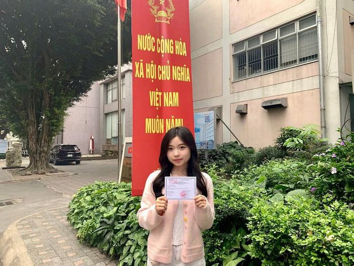 Em Đinh Yến Nga, sinh viên K64, Trường đại học Ngoại thương chia sẻ cảm xúc lần đầu tham gia bỏ phiếu.