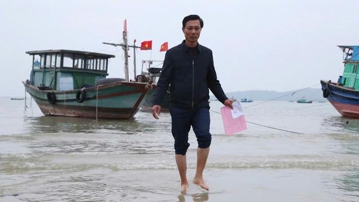 Cử tri đặc khu Cô Tô rời tàu từ sáng sớm, lội nước vào bờ để kịp tham gia bỏ phiếu.