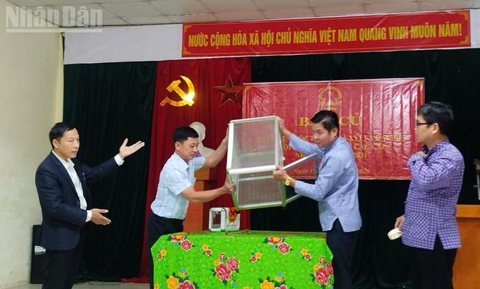 Kiểm tra hòm phiếu trước khi tổ chức bỏ phiếu tại khu vực bỏ phiếu bản Lá, xã Gia Phù.