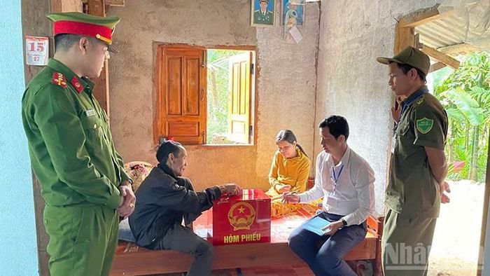 Cử tri ở các nóc vùng xa, tổ bầu cử của xã Trà Tân mang hòm phiếu đến nhà để dân bỏ phiếu.
