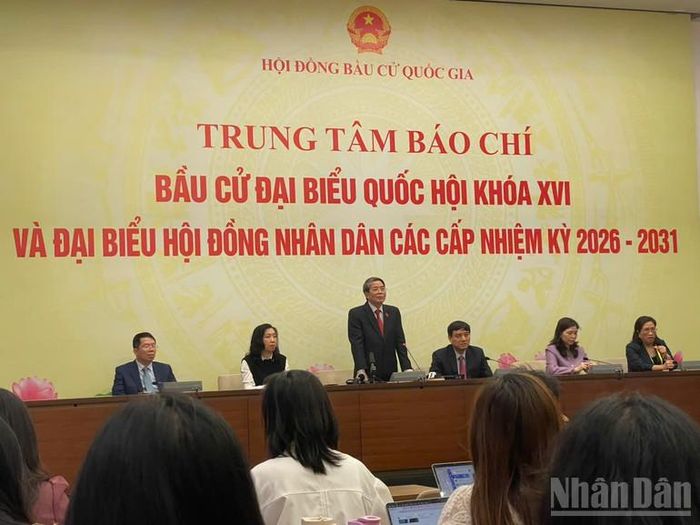 Phó Chủ tịch Quốc hội Nguyễn Đức Hải, Trưởng Tiểu ban Thông tin tuyên truyền, Hội đồng Bầu cử Quốc gia phát biểu động viên các phóng viên đang tác nghiệp tại Trung tâm Báo chí bầu cử.