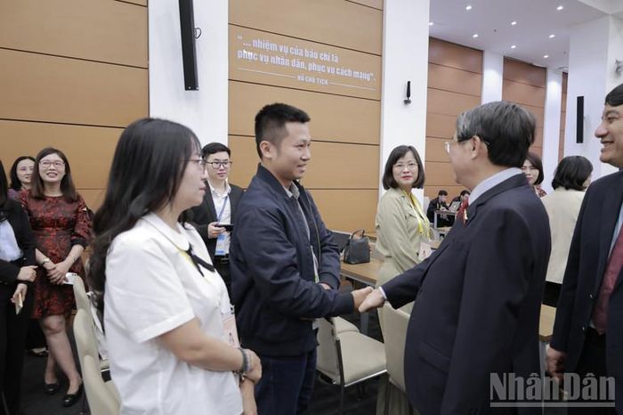 Phó Chủ tịch Quốc hội Nguyễn Đức Hải, Trưởng Tiểu ban Thông tin tuyên truyền, Hội đồng Bầu cử Quốc gia thăm hỏi, động viên phóng viên các cơ quan báo chí.