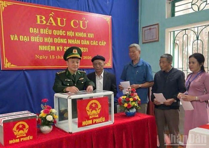 Đại tá Tô Vĩnh Hà, Phó Chính ủy Ban Chỉ huy Bộ đội biên phòng tỉnh Hưng Yên bỏ lá phiếu bầu cử.