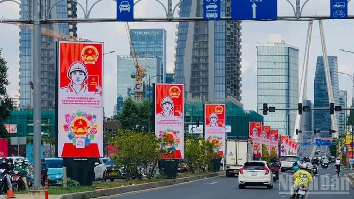 Các băng rôn cổ động được bố trí trên các tuyến đường tạo không khí phấn khởi của ngày hội. (Ảnh: THẾ ANH)
