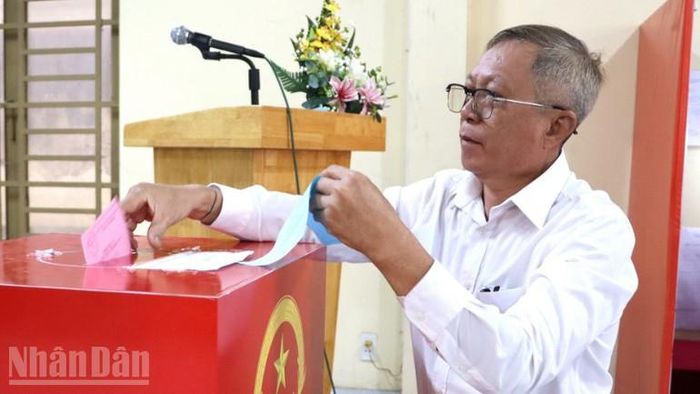 Ông Trần Phước Hải bỏ phiếu bầu cử.