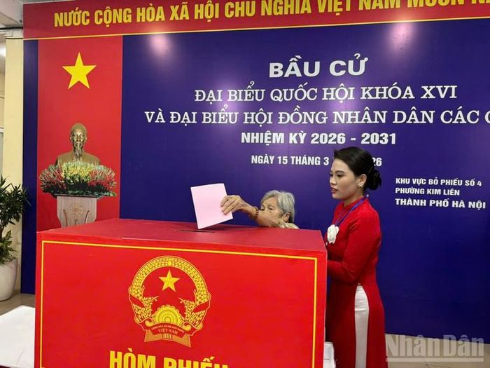 Dù tuổi cao sức yếu, nhiều cụ vẫn tự tay bỏ lá phiếu vào hòm phiếu với niềm tự hào và xúc động.