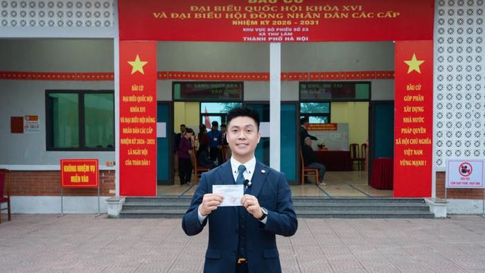 Kiều bào Nguyễn Duy Anh bày tỏ sự xúc động và tự hào khi lần đầu tiên sau 20 năm sinh sống, học tập và làm việc tại Nhật Bản, anh có dịp trở về Việt Nam để thực hiện quyền bầu cử.