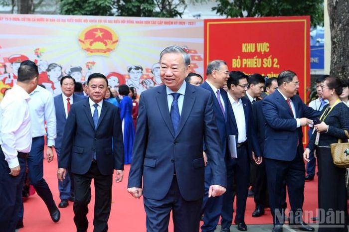 Tổng Bí thư Tô Lâm và Thường trực Ban Bí thư Trần Cẩm Tú tại khu vực bỏ phiếu số 2, phường Ba Đình, thành phố Hà Nội. (Ảnh: ĐĂNG KHOA)