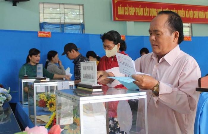 Cử tri vùng Đồng Tháp Mười, xã Đông Thành thực hiện quyền bầu cử.