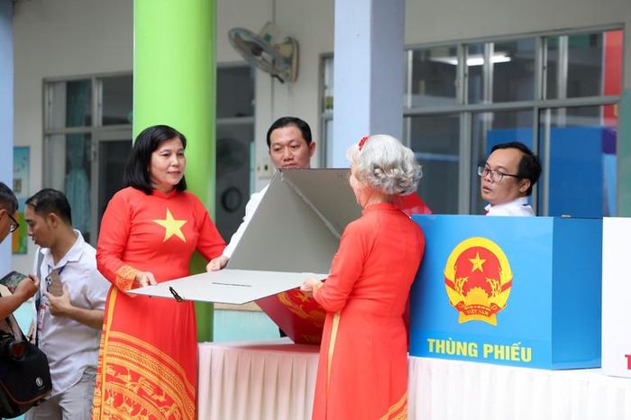 Việc thực hiện kiểm tra thùng phiếu đã được công khai để thể hiện tính minh bạch, chính xác trong việc bầu cử.