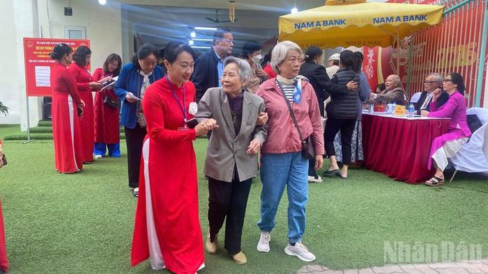 Nét mặt rạng rỡ của cụ bà sau khi hoàn thành việc bỏ phiếu thể hiện niềm vui và tự hào khi được tham gia ngày hội lớn của đất nước.