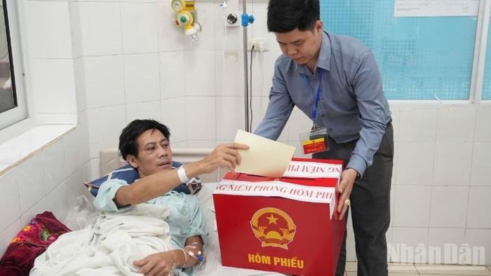 Hòm phiếu di động giúp người bệnh đang nằm điều trị trên giường bệnh vẫn thực hiện được quyền cử tri.