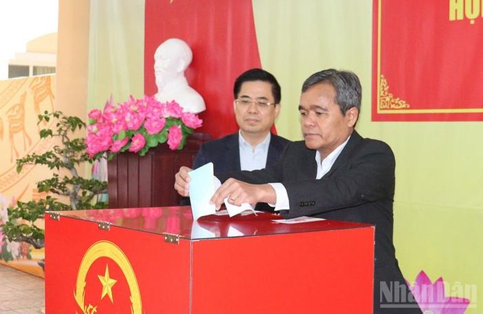 Đồng chí Hồ Văn Niên, Ủy viên Trung ương Đảng, Bí thư Tỉnh ủy và đồng chí Nguyễn Hoàng Giang, Ủy viên Trung ương Đảng, Phó Bí thư Tỉnh ủy, Chủ tịch Ủy ban nhân dân tỉnh Quảng Ngãi tham gia bỏ phiếu tại khu vực bỏ phiếu số 20 phường Cẩm Thành.