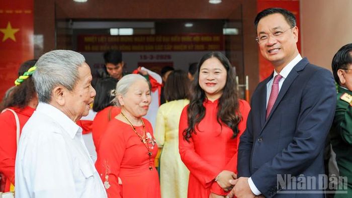Bí thư Thành ủy Đà Nẵng Lê Ngọc Quang trò chuyện cùng các cử tri phường Hải Châu.