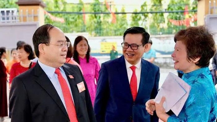 Bí thư Tỉnh ủy Quảng Ninh Quản Minh Cường dự khai mạc và bỏ phiếu bầu cử tại Khu vực bỏ phiếu số 16 ở phường Hạ Long.