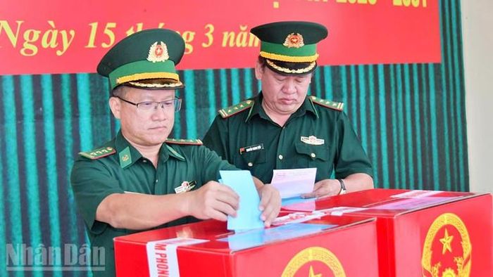 Cử tri lực lượng vũ trang tỉnh An Giang tham gia bầu cử.
