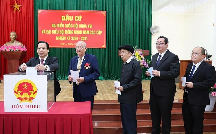 Đồng chí Hoàng Văn Nghiệm, Ủy viên Trung ương Đảng, Bí thư Tỉnh ủy Sơn La tham gia bỏ phiếu tại khu vực bỏ phiếu số 17, thuộc Đơn vị bầu cử số 5, phường Tô Hiệu.