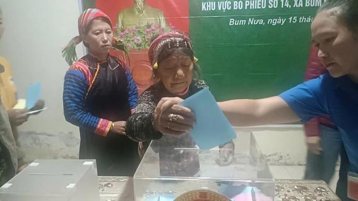 Cử tri xã Biên giới Bum Nưa thực hiện quyền và nghĩa vụ công dân.