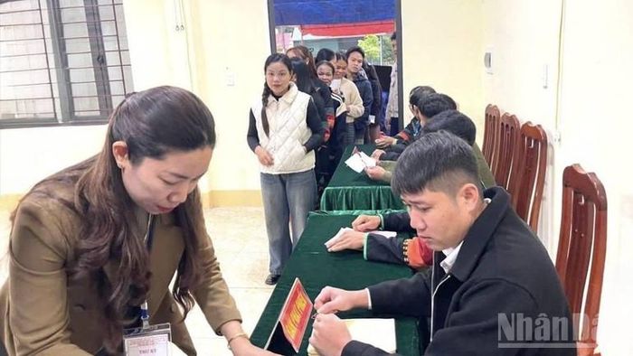 Đại diện Ủy ban bầu cử xã rà soát lần cuối các khâu bầu cử trước khi phát phiếu cho cử tri.