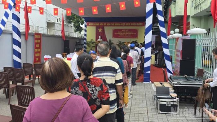 Cử tri háo hức xếp hàng chờ bỏ phiếu.
