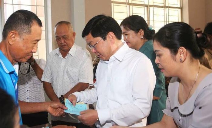Ủy viên Trung ương Đảng, Bí thư Tỉnh ủy Tây Ninh Nguyễn Văn Quyết nhận phiếu bầu cử.