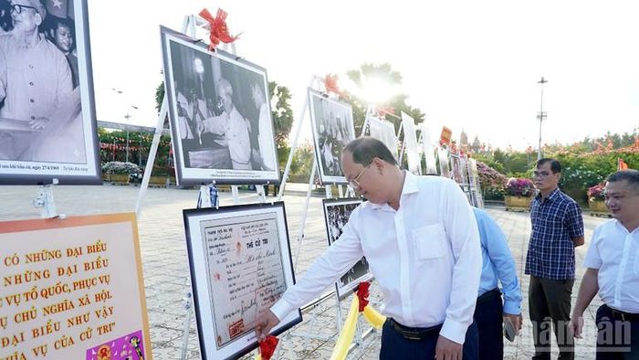 Ủy viên Trung ương Đảng, Bí thư Tỉnh ủy Cà Mau Nguyễn Hồ Hải (bìa trái) tham quan tư liệu trưng bày Tổng tuyển cử toàn quốc cách nay 80 năm.